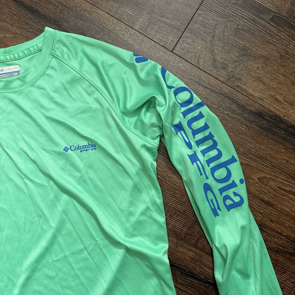 Columbia PFG long sleeve shirt. Women’s Small. Light green. Omni shade.
